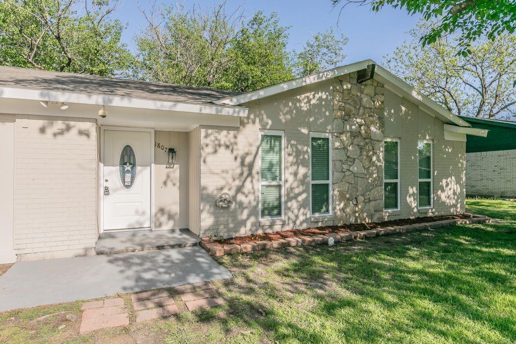 1807 Lachelle Lane