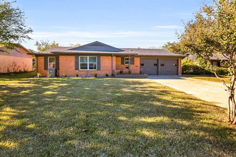 Photo of 5708 Wheaton Drive, Fort Worth, TX 76133 (MLS # 21103906)