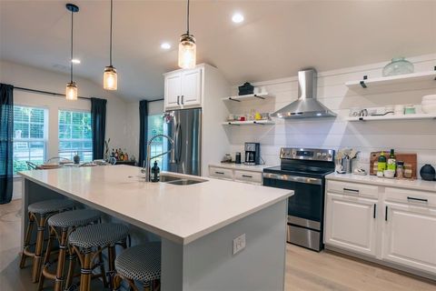 Photo of 204 Main Street, Haslet, TX 76052 (MLS # 21143391)