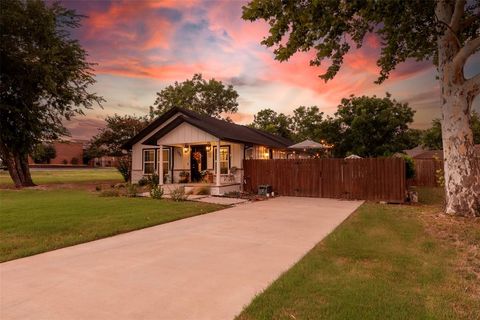 Photo of 204 Main Street, Haslet, TX 76052 (MLS # 21143391)