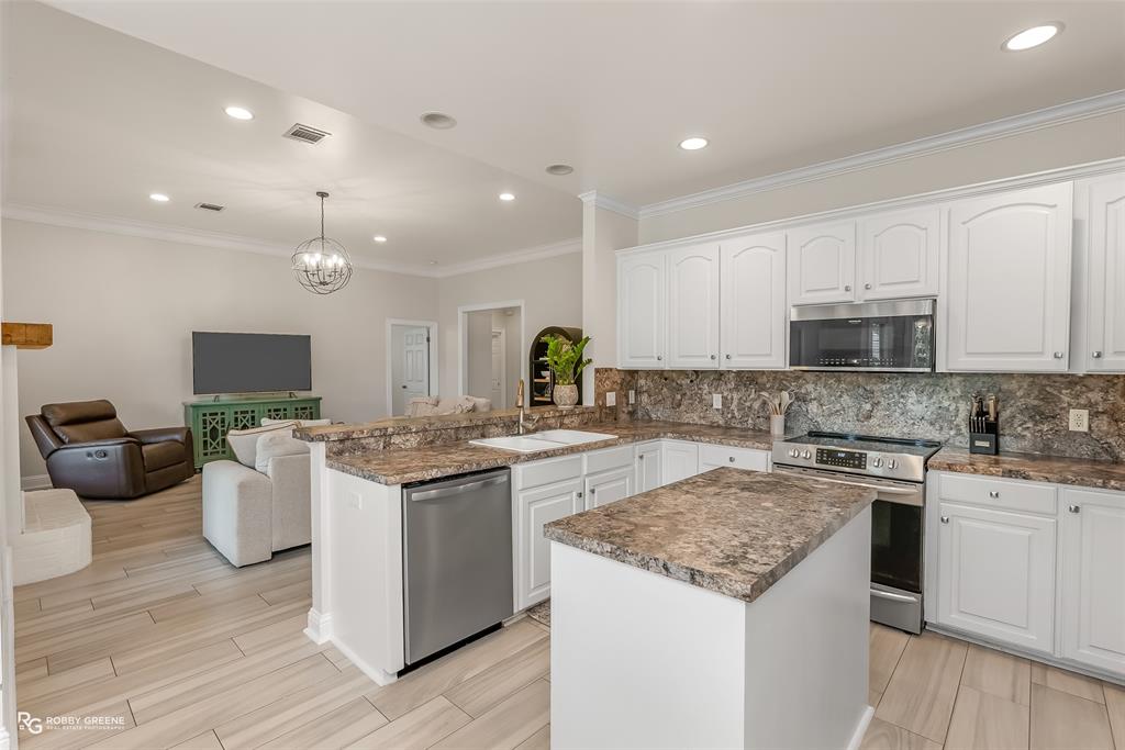 Bossier City, Louisiana 71111, United States, 3 Bedrooms Bedrooms, ,2 BathroomsBathrooms,Residential,Contingent,185107