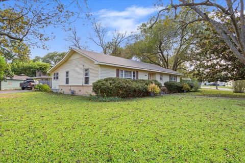 Tiny photo for 3600 Parkwood Street, Waco, TX 76710 (MLS # 21091492)