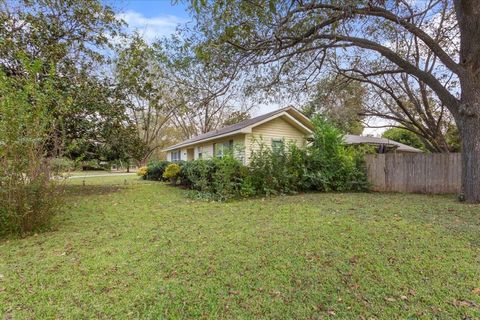 Tiny photo for 3600 Parkwood Street, Waco, TX 76710 (MLS # 21091492)