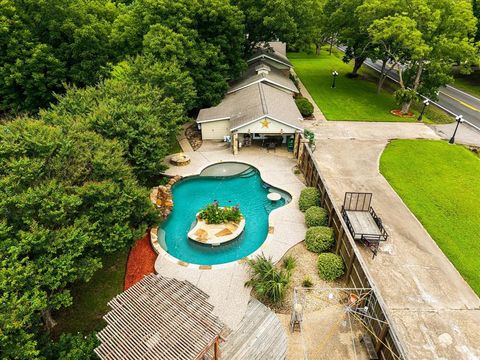 Photo of 110 W Crockett Street, Wolfe City, TX 75496 (MLS # 21292539)