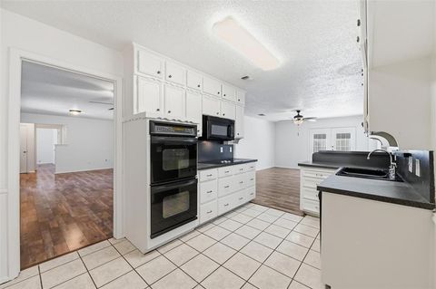 Tiny photo for 6320 Lunar Drive, Edgecliff Village, TX 76134 (MLS # 21101216)