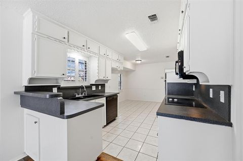 Tiny photo for 6320 Lunar Drive, Edgecliff Village, TX 76134 (MLS # 21101216)