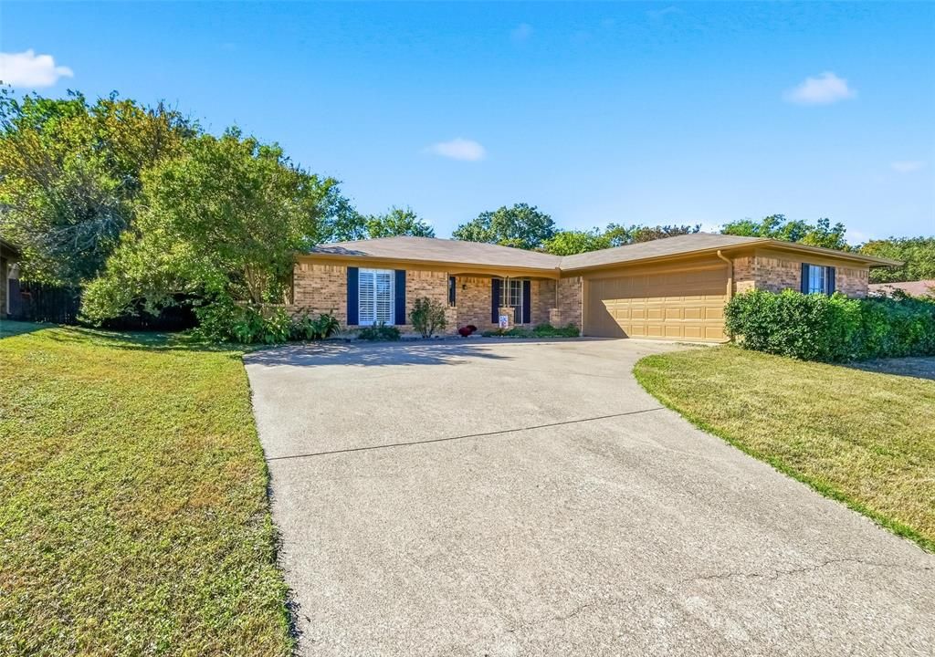 Photo for 6320 Lunar Drive, Edgecliff Village, TX 76134 (MLS # 21101216)