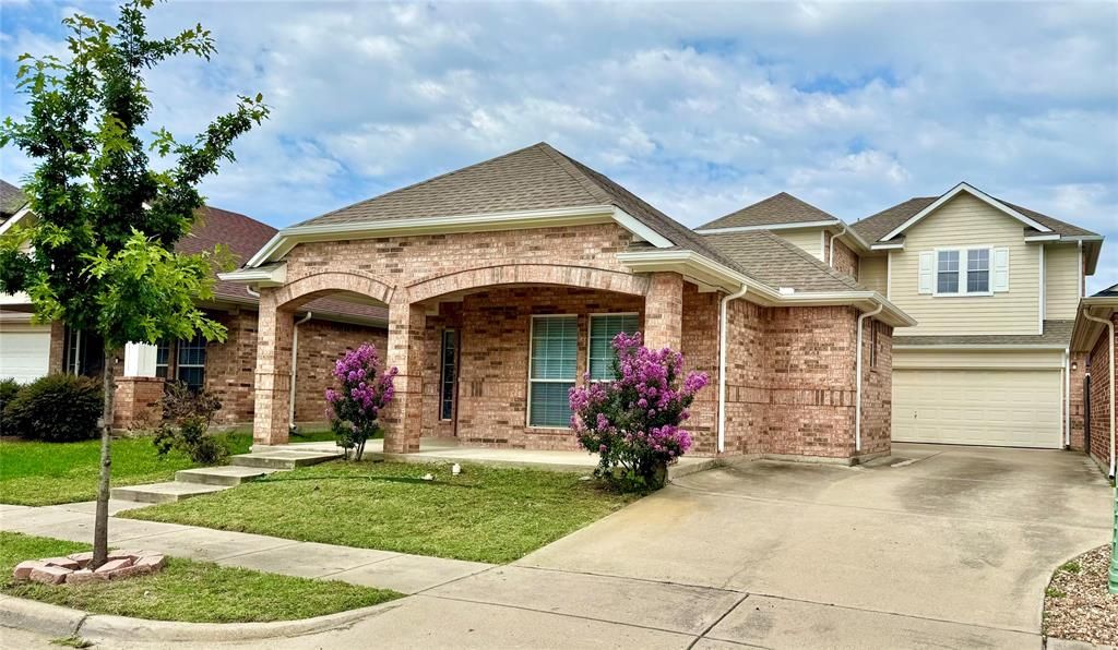 Photo of 2639 Blackstone Drive, Grand Prairie, TX 75052 (MLS # 21194108)