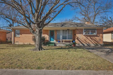 Photo of 405 Meadow Drive, Gainesville, TX 76240 (MLS # 21154372)
