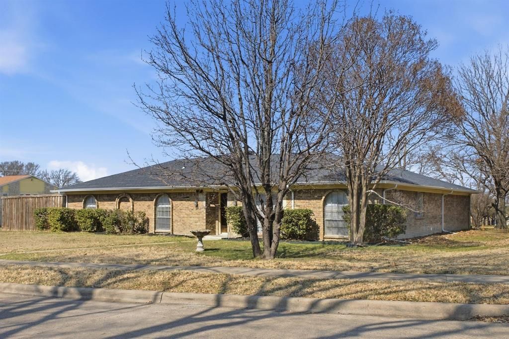 Photo of 2101 Forestcrest Drive Dr, Plano, TX 75074 (MLS # 21250134)