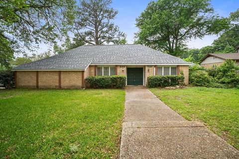 Photo of 4005 Pollard Drive, Tyler, TX 75701 (MLS # 21253993)