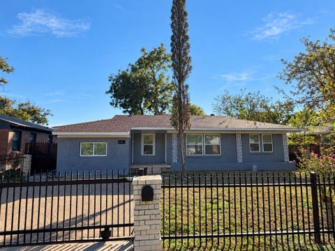 Photo of 2320 Prichard Lane, Dallas, TX 75227 (MLS # 21420019)