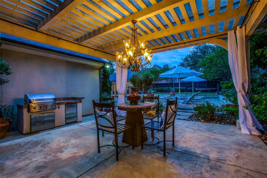 Royal Crest - Residential