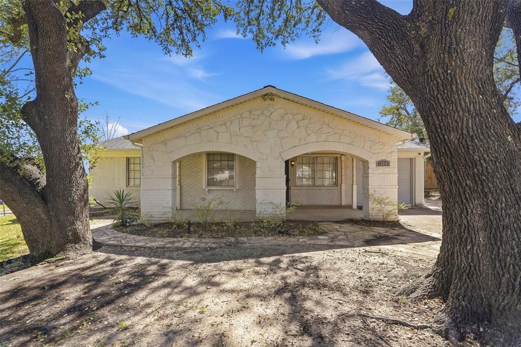 Photo of 324 W Grubb Drive, Mesquite, TX 75149 (MLS # 21208445)