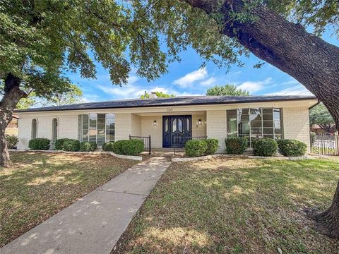 Photo of 100 W Pleasantview Drive, Hurst, TX 76054 (MLS # 21284376)