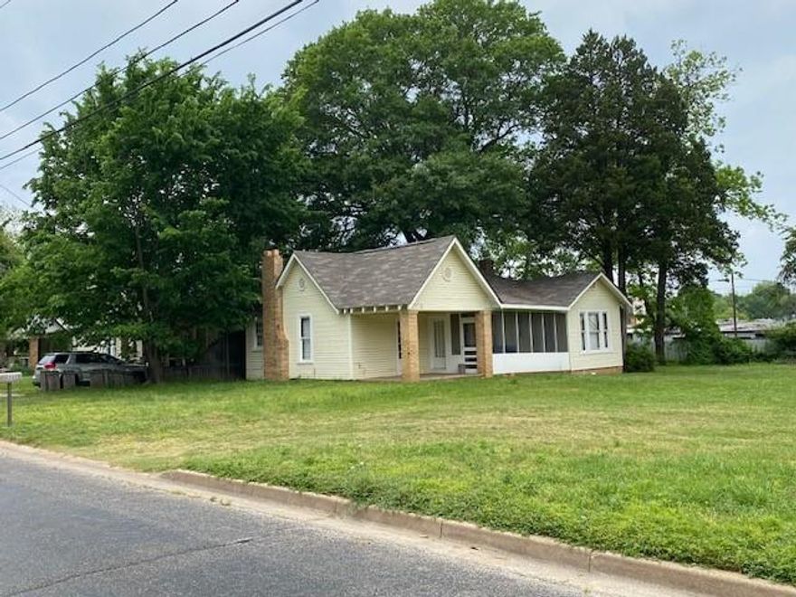 UPDATED HOME WITH OLD TOWN CHARM AND CHARACTER WITH HARDWOOD FLOORS THROUGHOUT. MAIN LIVING AREA HAS A WOOD-BURNING FIREPLACE, SEPARATE DINING ROOM, MASTER BEDROOM HAS A WOOD-BURNING FIREPLACE AND ACCESS TO A SCREENED-IN BREEZEWAY, WHICH CONTAINS A DINING AREA. CENTRAL ATHENS CONVENIENCE WITHIN WALKING DISTANCE TO DOWNTOWN, LIBRARY AND NUMEROUS RESTAURANTS. HOME IS SITUATED ON TWO LOTS.