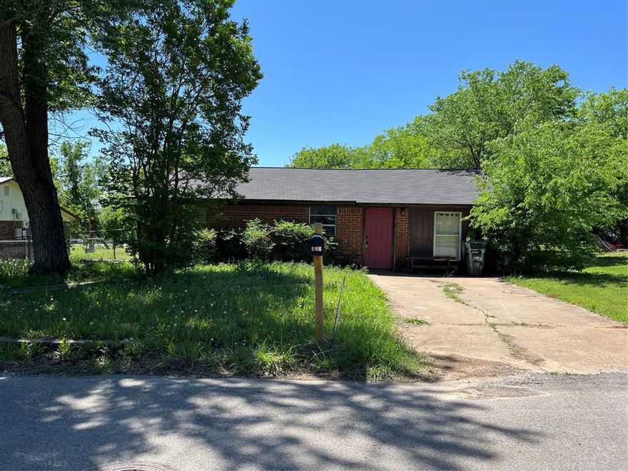 A rare opportunity in Weatherford for those with vision. This charming three-bedroom brick home sits on a quiet street in an established neighborhood, offering peace, space, and incredible potential. With a roof replaced in 2015 and a heating and cooling system updated in 2009, the major systems are already in place. The foundation shows no known issues, and the home’s practical layout and solid construction provide the perfect canvas for updates. With nearby homes selling for up to $286,000 after renovation, this property offers significant upside. Priced well below market and ready for immediate closing, this is your chance to transform potential into profit. Don’t let it slip away.