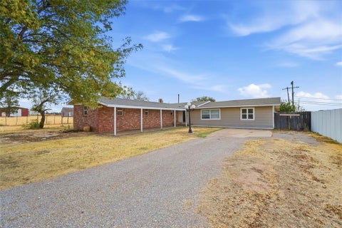 Photo of 1202 Airport Road, Quanah, TX 79252 (MLS # 21402486)
