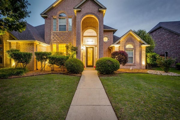 912 THOMAS CROSSING DR, BURLESON, TX 76028 - Image 2ef6598644f0eaf7acbdab4ce508db9c/707651252