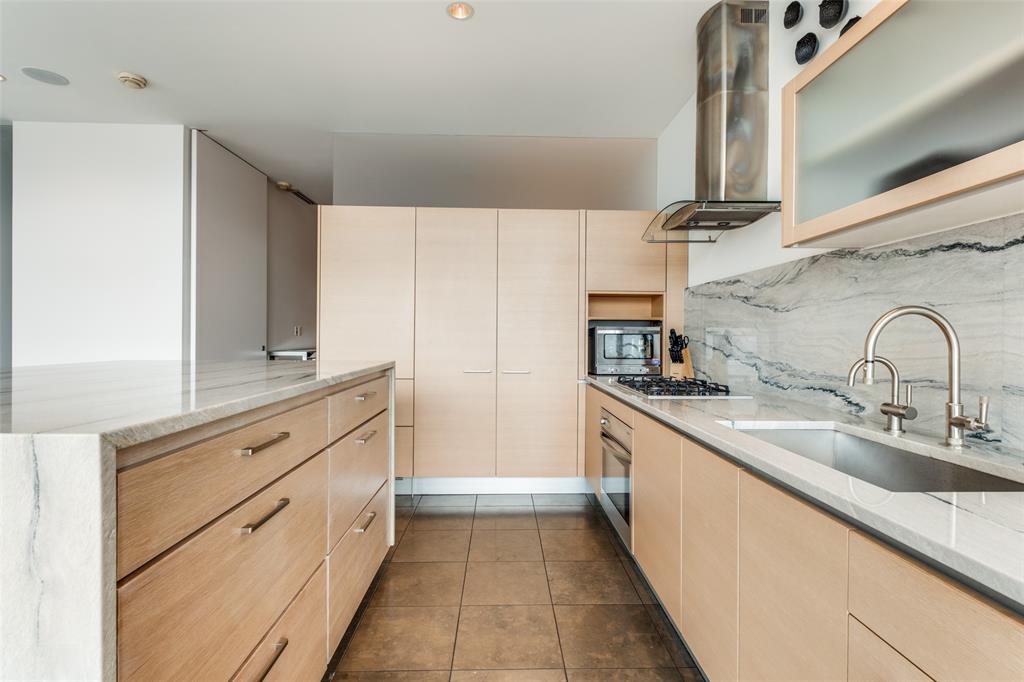 2430 Victory Park Lane 2206