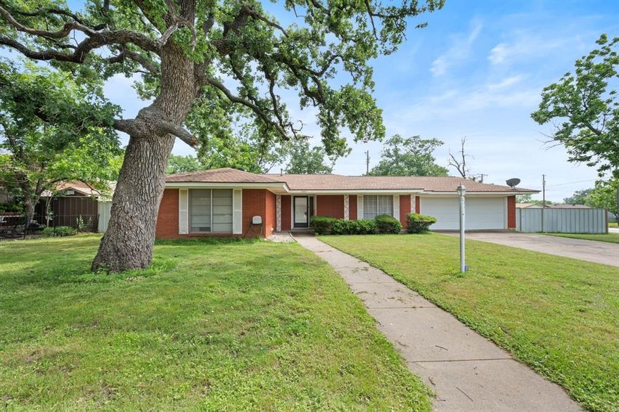 This classic 3-bedroom, 2-bath Mid-Century Modern home checks all the boxes for buyers seeking affordability and a great location! Just minutes from the library, schools, restaurants, and shopping, it's perfect for those who want to live local — and Mineral Wells is a wonderful community to build that lifestyle!
You'll love how light and spacious this home feels, with its creamy white carpet, ecru ceramic tile floors, and floor-to-ceiling windows in the primary bedroom, living room, and dining area. The updated kitchen features modern appliances and a breakfast bar, with convenient access to the two-car garage. The spacious backyard offers a wide patio and a metal privacy fence for added seclusion.
Schedule a showing today — this one won't last long!