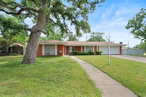 Photo of 2300 SE 9th Street, Mineral Wells, TX 76067 (MLS # 21255170)