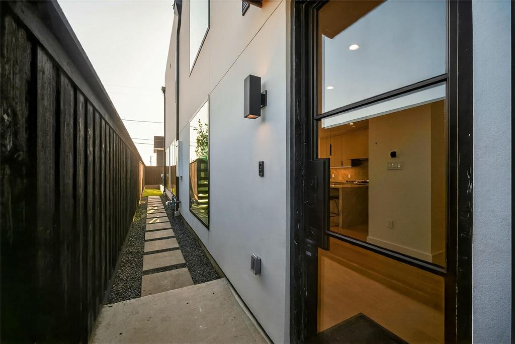 6529/6531 Victoria Avenue