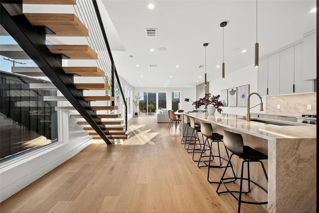 6529/6531 Victoria Avenue