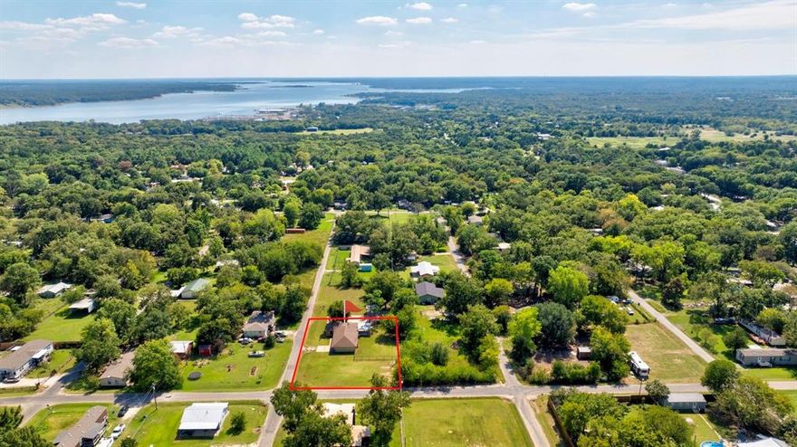 Charming Lakeside Retreat in Sherwood Shores
Escape the city hustle and trade noise for nature in this delightful 2-bedroom, 2-bath home, perfectly situated in the highly sought-after Sherwood Shores community on Lake Texoma. This is the ultimate find for anyone seeking a relaxed and cohesive lifestyle, offering a rare blend of peace, serenity, and convenient access to the lake and local fun.
Whether you're looking for a starter home, a weekend getaway, or a smart rental investment, this charming property is your perfect entry point to the fabulous Lake Texoma life.
Lake Access is a Breeze: You're only 1.3 miles from the boat ramp! Bring your boat, fishing gear, and all your water toys. Lake Texoma is renowned for its world-class striper fishing and boating.
Country Tranquility: Get away from it all and enjoy the quiet, peaceful surroundings that only a lake community can offer.
Easy Access to Fun: This home is only minutes away from Oklahoma, where you can enjoy the CASINO LIFE and other entertainment.
Versatile Living: This highly sought-after area is ready for you to make it your own, whether for full-time living or as a great income-producing rental property.