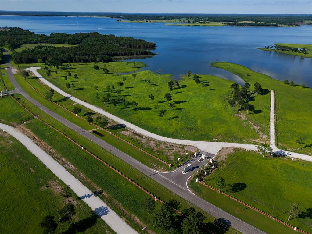 352 Lakeshore Lane