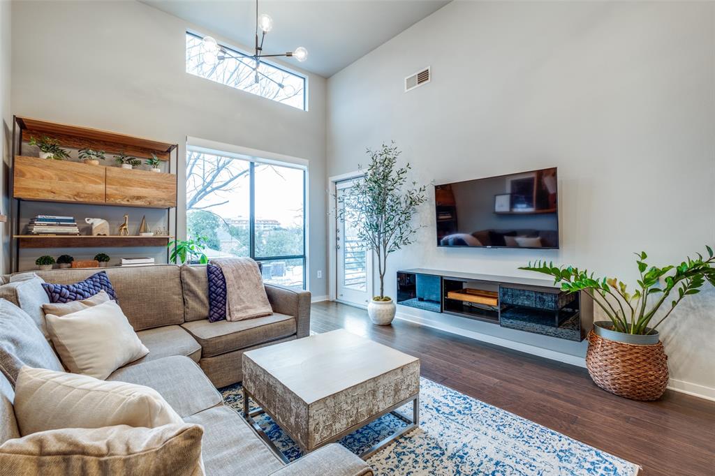 4411 Bowser Avenue 305