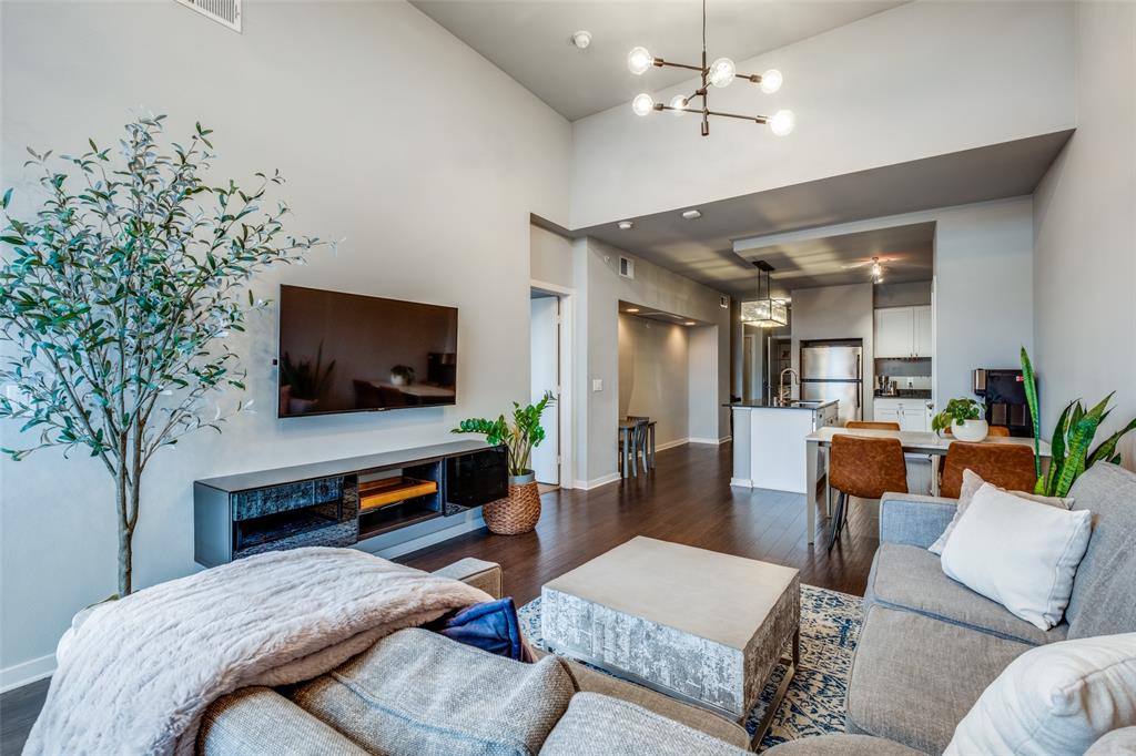4411 Bowser Avenue 305