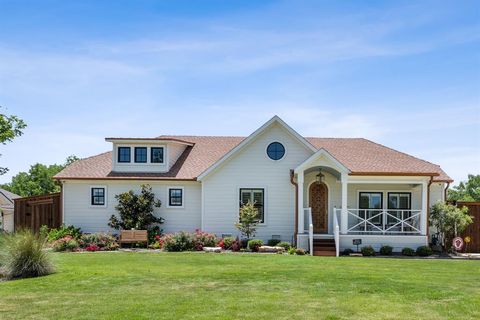 814 E Wall Street Grapevine TX 76051