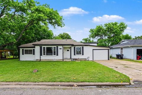 Photo of 2610 Hillcrest Avenue, Greenville, TX 75402 (MLS # 21246575)