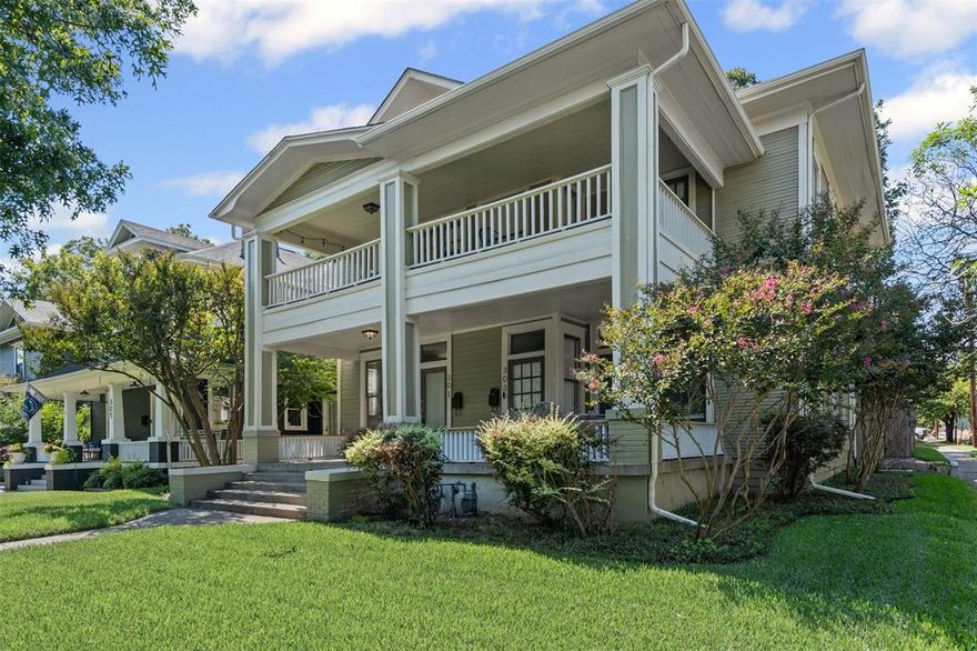 Discover the charm of Winnetka Heights in this 1930’s duplex, ideally situated on a large corner lot along a picturesque, tree-lined street. This downstairs unit offers 3 bedrooms, 2 full baths, and approximately 1,612 sq. ft. of comfortable living space, blending vintage character with thoughtful modern updates.
Inside, spacious living and dining areas feature beautiful wood floors and abundant natural light. The fully equipped kitchen includes an gas stove, microwave, dishwasher, refrigerator, and disposal. An in-unit washer and dryer, central heating, and air conditioning add everyday convenience.
The bedrooms are generously sized, and both bathrooms are full-sized for ease and functionality. Outside, enjoy a fenced backyard and assigned parking located in the rear.
Perfectly positioned for lifestyle and convenience, this home is close to public transportation, neighborhood parks, eclectic shopping, and vibrant dining. Property can also be leased as furnished.