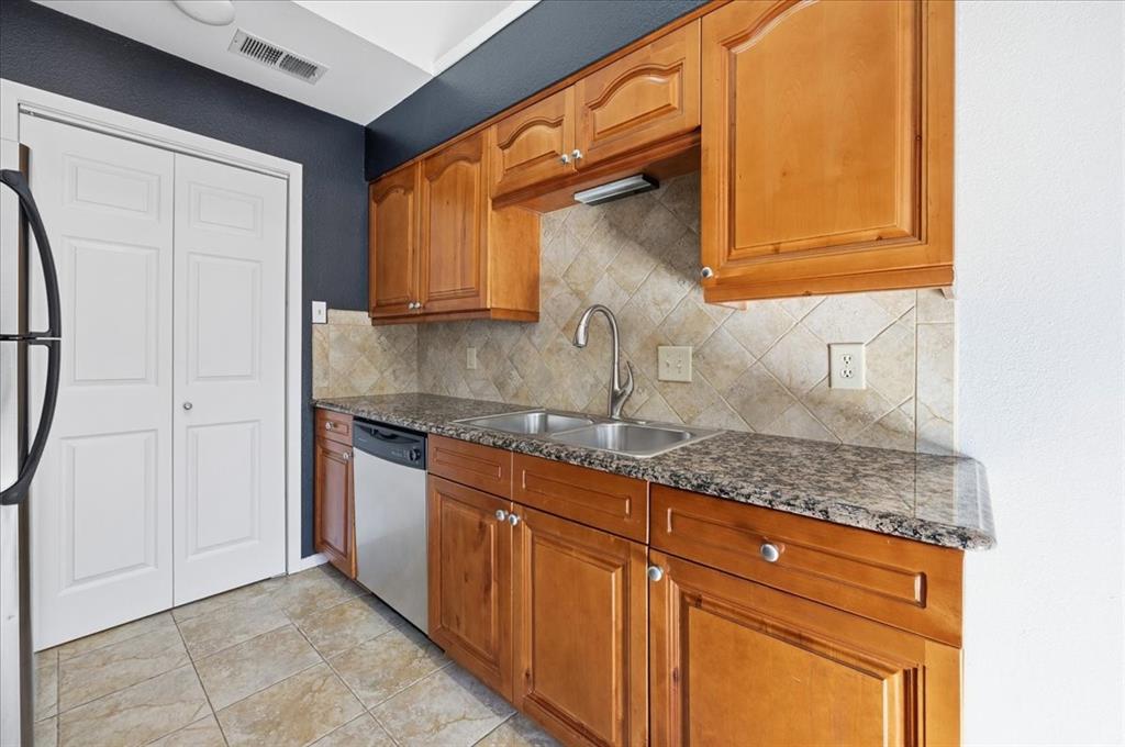 Cedar Creek Twnhms - Residential