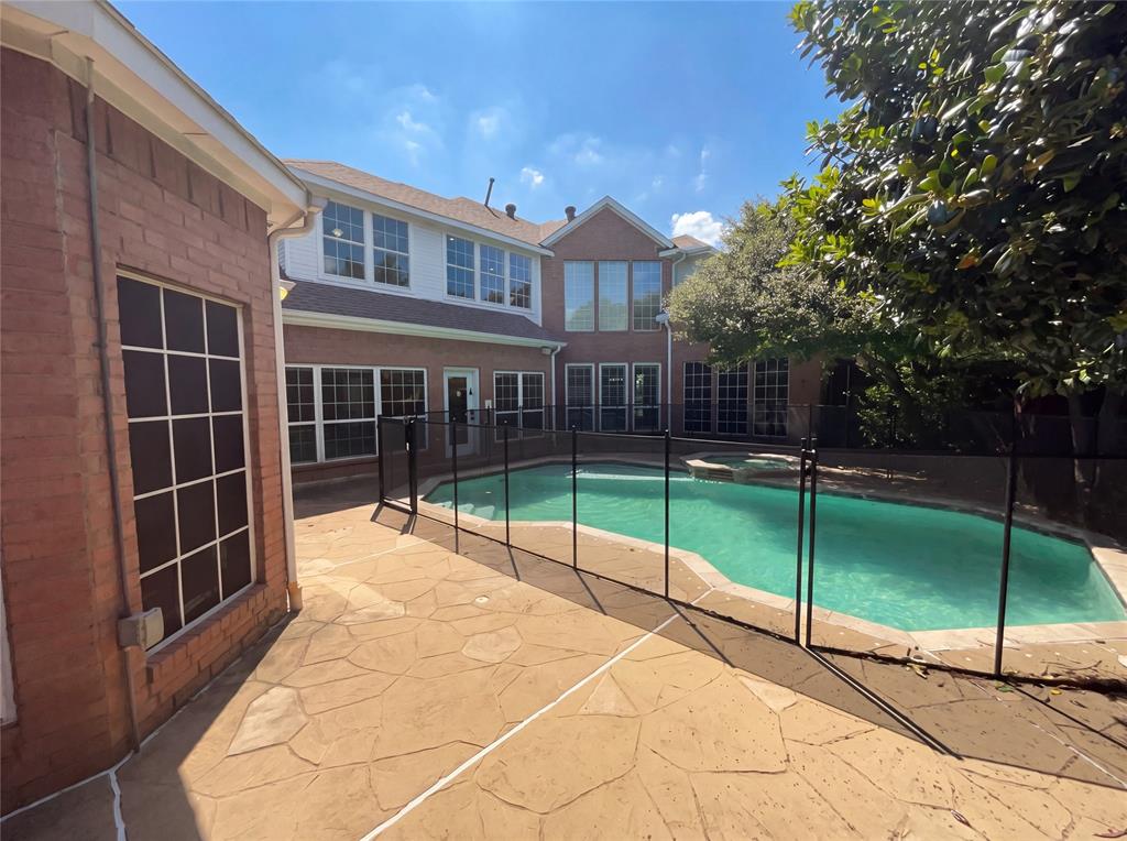 2400 Creekview Drive