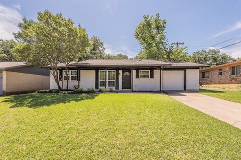 Photo of 6 Honor Oak Lane, Bedford, TX 76022 (MLS # 21256116)