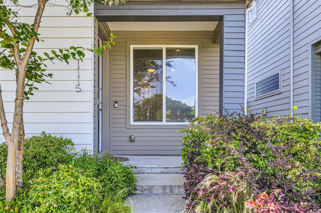 1115 Crownview Lane