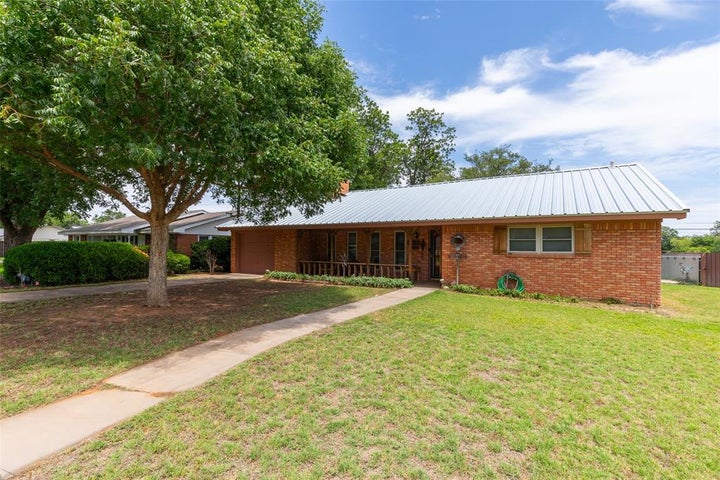 Photo 1 of 32 — 1800 N Avenue F, Haskell, TX 79521
