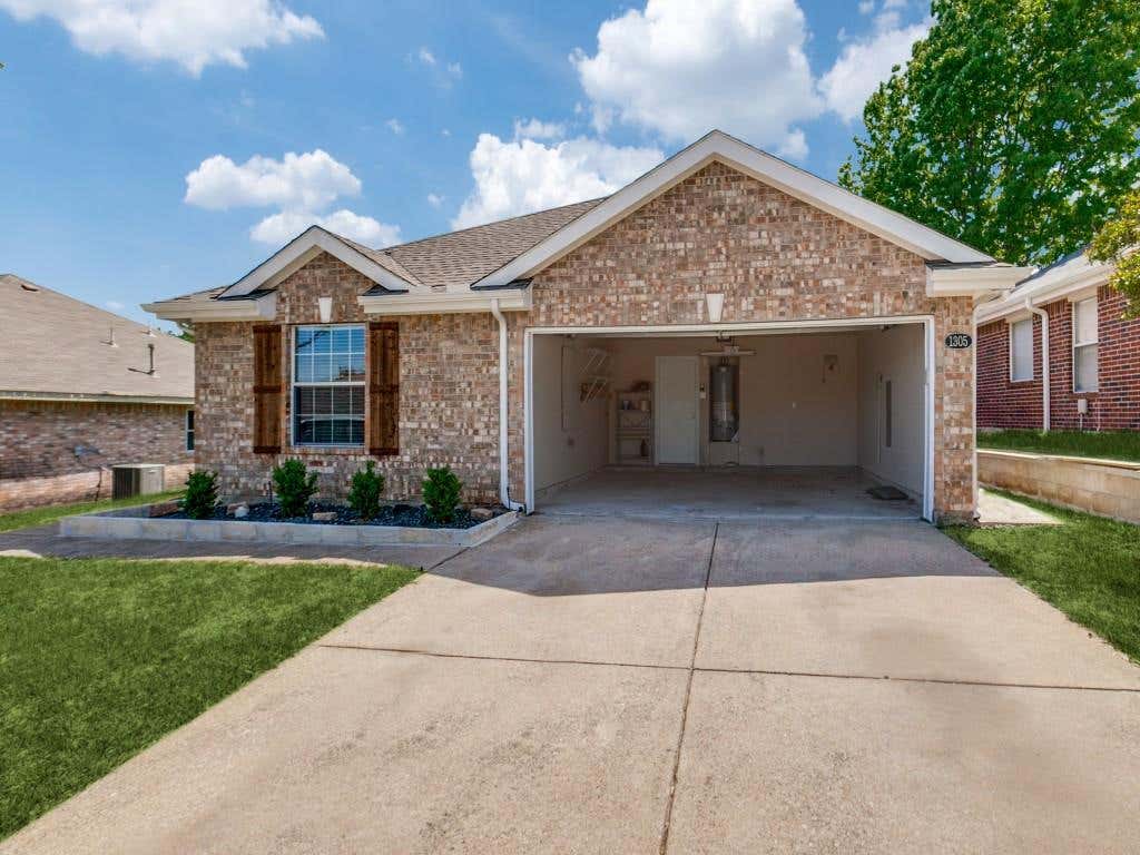 Photo of 1305 GREENBRIAR Lane, McKinney, TX 75069 (MLS # 21307417)