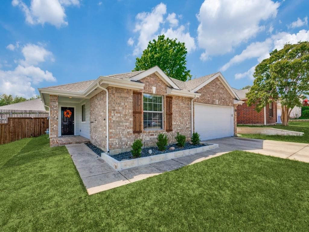Photo of 1305 GREENBRIAR Lane, McKinney, TX 75069 (MLS # 21307417)