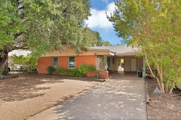 811 PHILLIPS ST, CLEBURNE, TX 76033 - Image 2fb8fde77ced1ba1d63271d36ce107be/2893594094