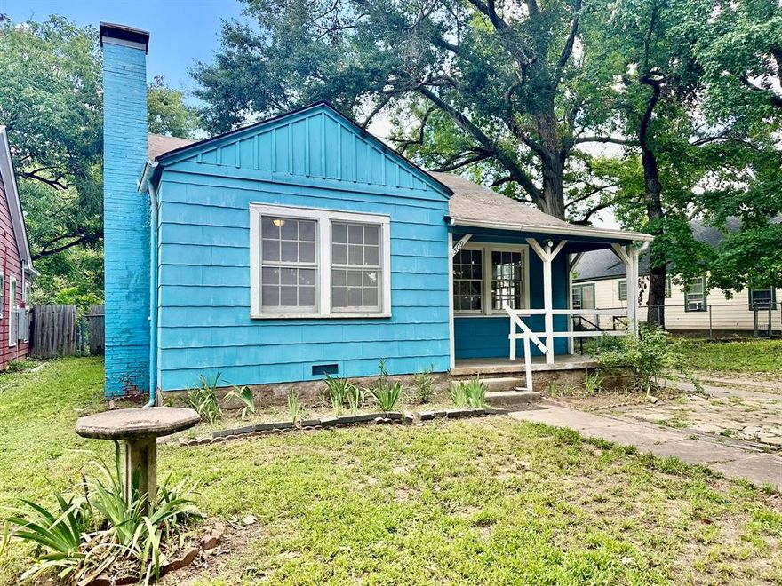 Discounted - 3BR 1BA on a Quiet Block in Denison TX! FHA eligible. Sold As Is. 
 
This 3BR, 1BA home is perfect for first-time homebuyers willing to do some work or investors looking for their next project.  The project has been started for you with fresh paint throughout and new vinyl plank flooring and carpet. Other features include, central air, wood burning fireplace, detached garage and fenced in yard. Conveniently located minutes from Hwy 75, giving you easy access to local shops and dining.  
 
Being sold AS-IS. FHA eligible. Don't miss this opportunity to add the finishing touches and make this house your own!