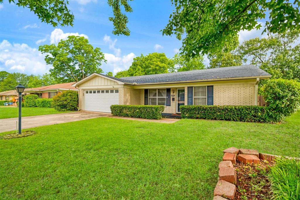 Photo of 3225 E Houston Street, Paris, TX 75460 (MLS # 21268453)