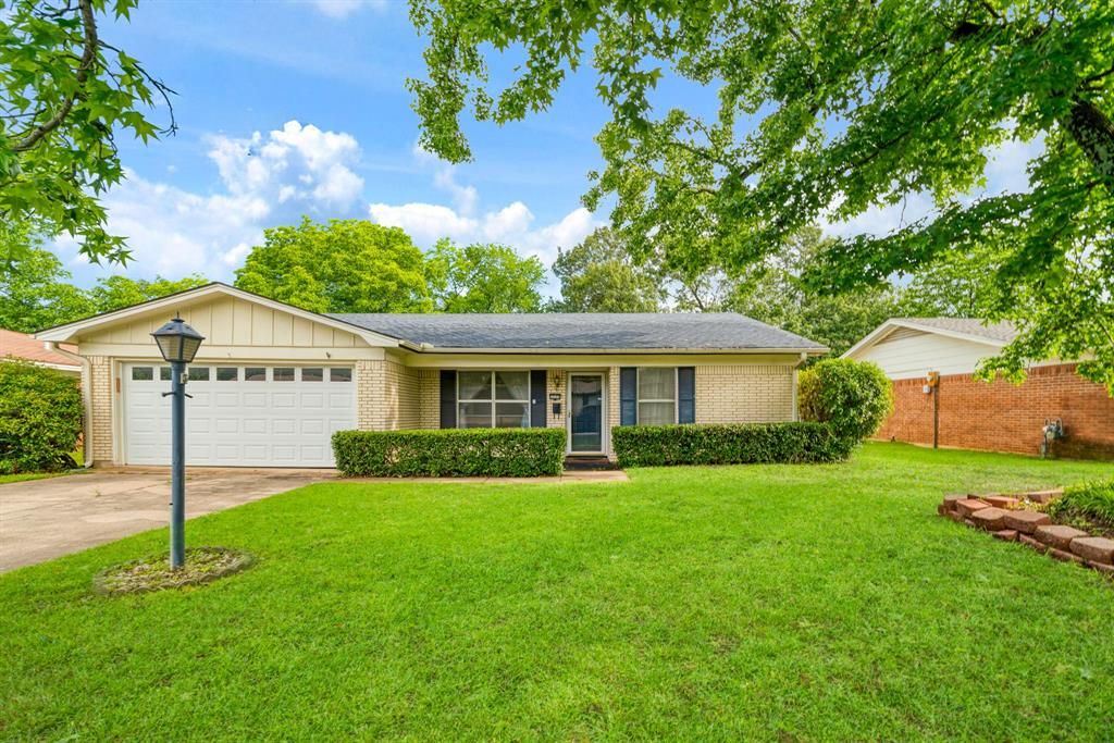 Photo of 3225 E Houston Street, Paris, TX 75460 (MLS # 21268453)