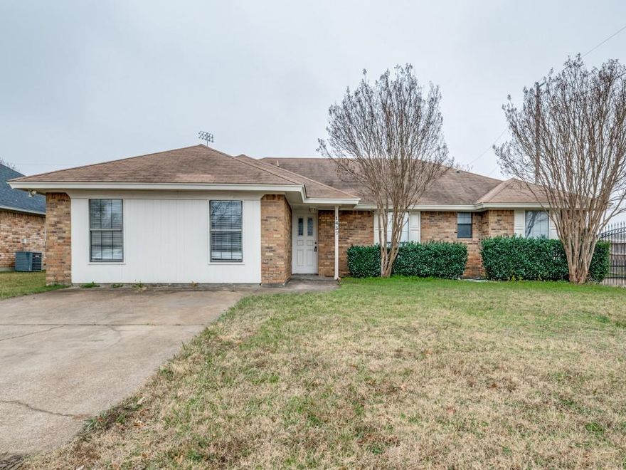 Beautiful one story, 3 bed 2 bath home located in walking distance to Crowley HS and Crowley High 9th grade campus. Nice wood like vinyl floor in the big family room with fireplace. Large kitchen features fabulous granite counter top. Large backyard has plenty of space for your kids and pets to play.
Credit score at least 580, monthly income at least 3 times the rent.