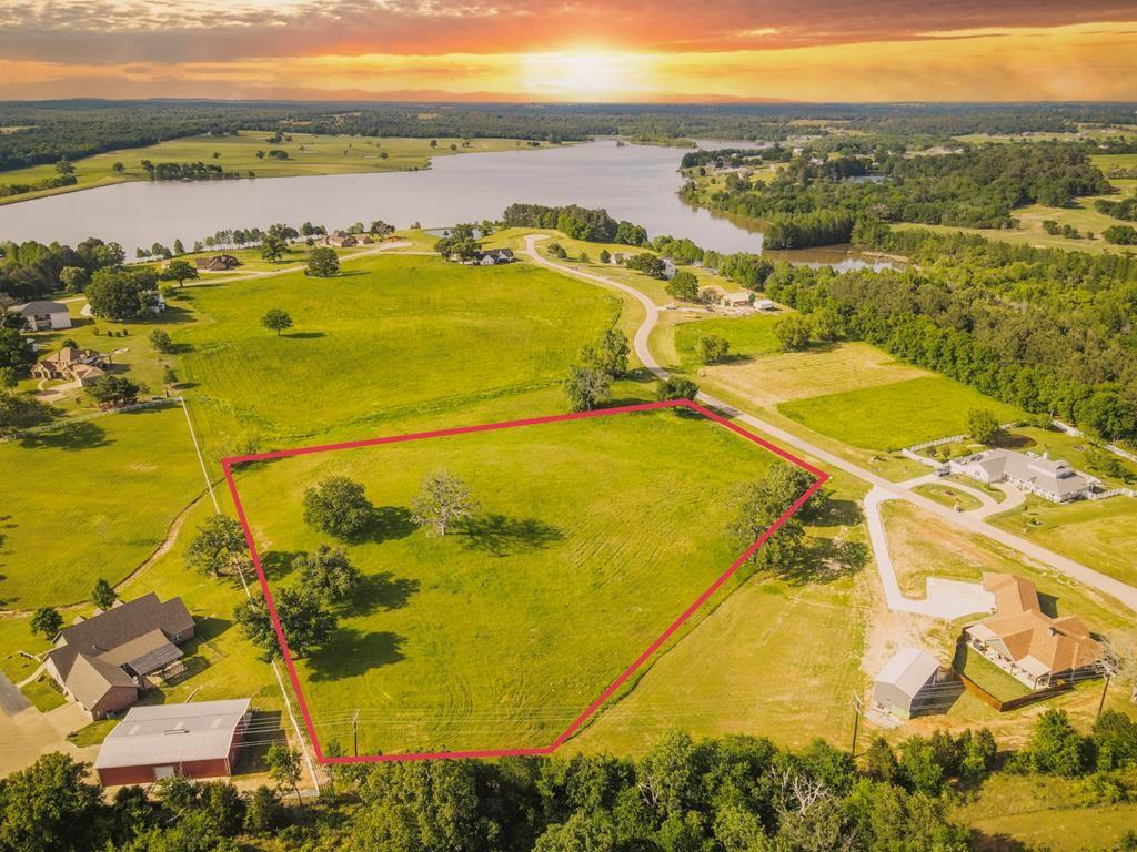 302/303 Lago Vista Drive