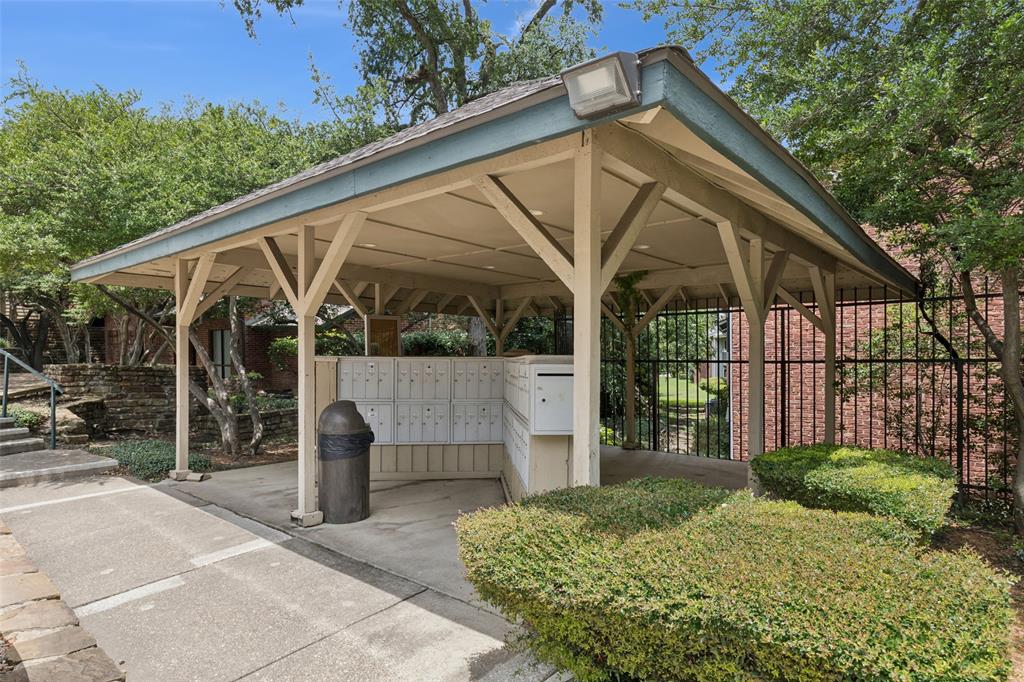 Woods On Park Lane Condos - Residential