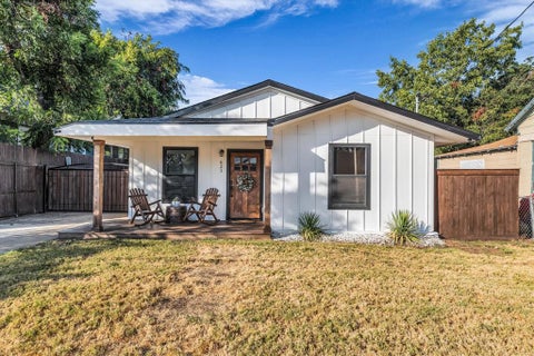 Photo of 621 S 9th Street, Waco, TX 76706 (MLS # 21383540)